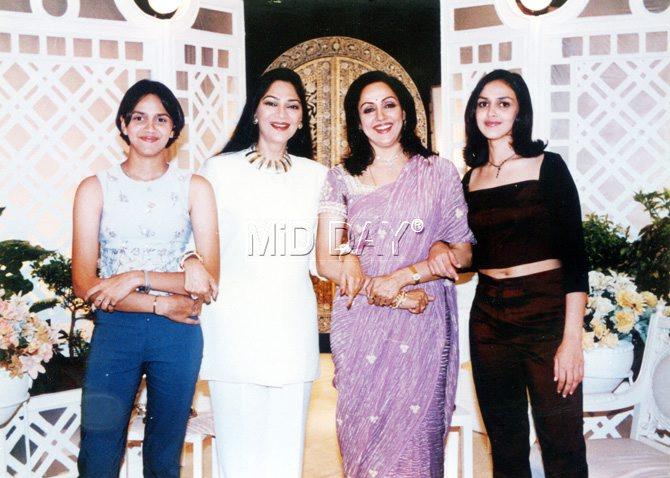 Simi Garewal was all smiles when clicked with the dream girl of Bollywood Hema Malini, and her daughters Esha Deol and Ahana Deol at an event.