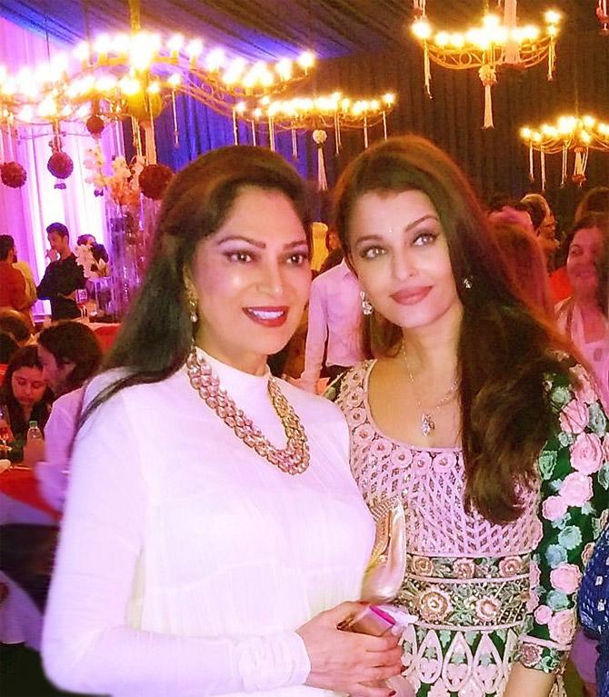 Simi Garewal has shared several selfies on Twitter with the actors she meets at events and parties, as well as celebs who were guests at her talk shows. Check out Simi Garewal's pictures with Bollywood stars! In this beautiful snap, Simi Garewal is seen posing with Aishwarya Rai Bachchan.