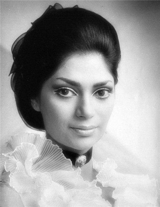Simi Garewal grew up in England and studied at Newland House School with her sister Amrita. The actress' parents Darshi and JS Garewal were the toast of London society. In fact, Polo matches and high tea were the order of the day for the Garewals. Talking about her bond with her sister, Simi said, 'We are just the two of us, now. No parents, no children, no siblings.'