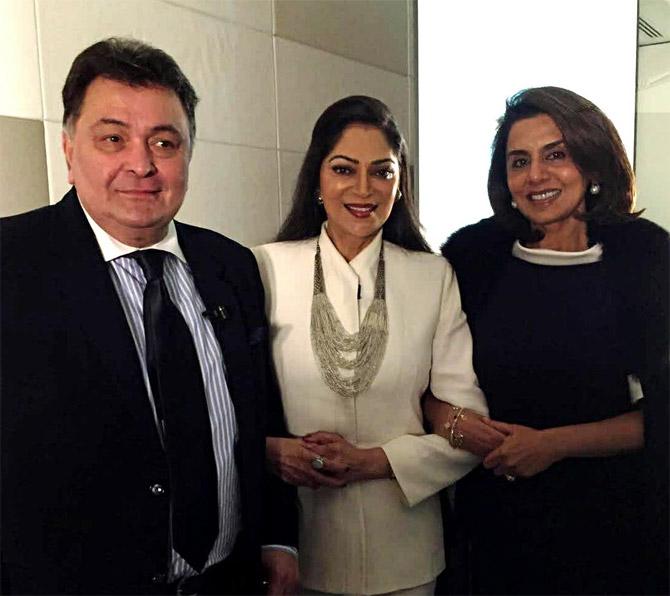 Simi Garewal posses for the lens when clicked with Rishi Kapoor and Neetu Kapoor.