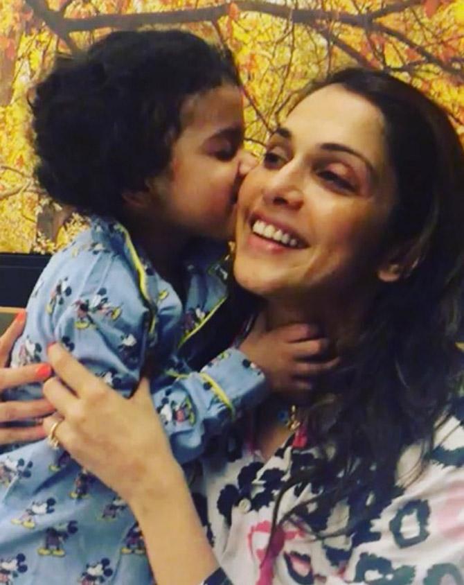 Isha Koppikar's daughter Rianna lovingly kisses her mommy.