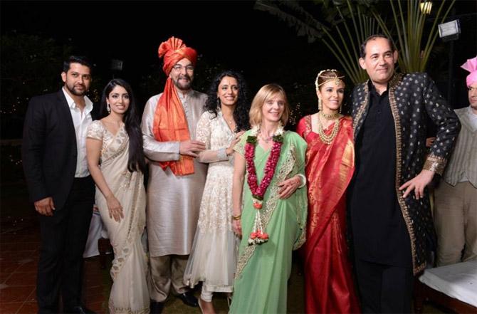 Raageshwari Loomba with Aftab Shivdasani and wife Nin Dusanj, Kabir Bedi and wife Parveen Dusanj in a photo from her wedding