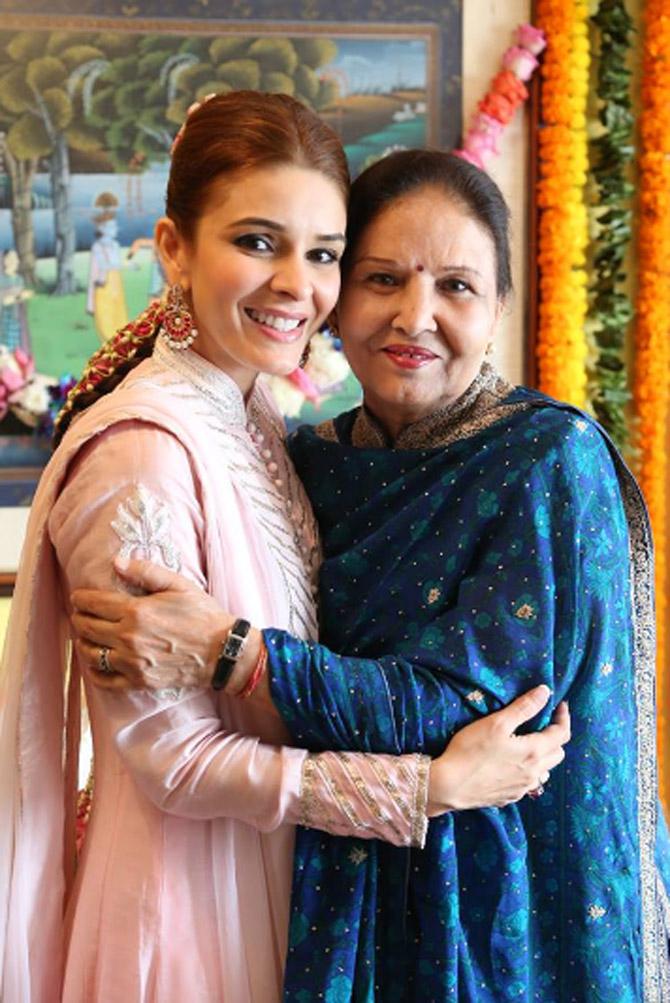 After recovering from Bell's Palsy, Raageshwari Loomba was approached by mega cosmetic surgeons, as she went through drastic facial changes. However, the lady opted for natural healing