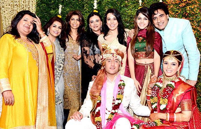 Pooja Bedi with daughter Alaya F, Karan Oberoi, and other friends from the industry at Raageshwari Loomba and Sudhanshu Swaroop's wedding