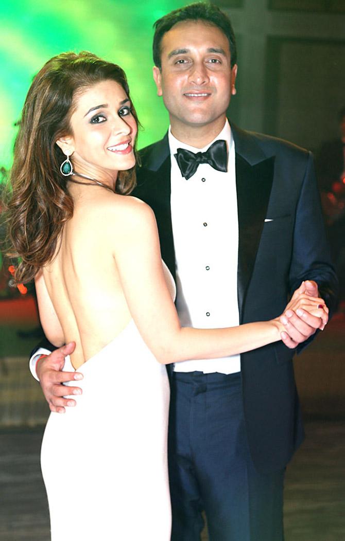 Raageshwari with husband Sudhanshu Swaroop, at their wedding reception party!