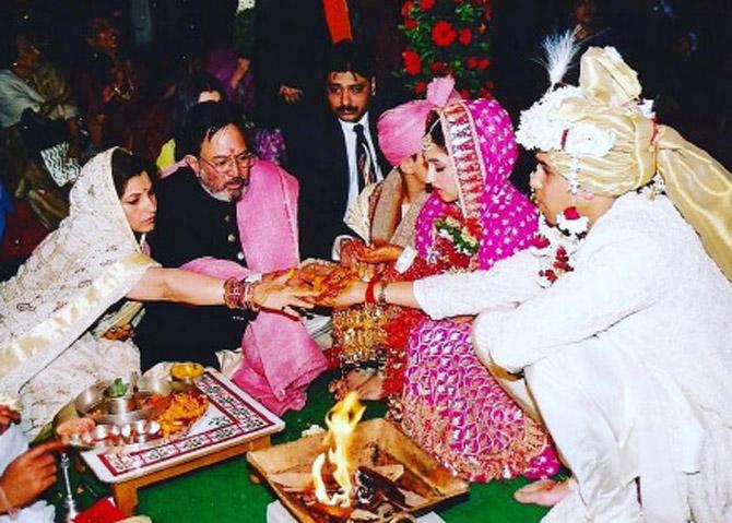 A candid picture from Rinke Khanna's wedding!