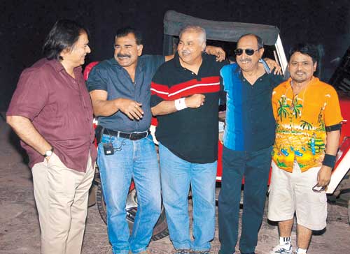 Farooq Shaikh was not just appreciated for his craft, but also for the warmth and love he exuded as a person. There were many who vouched for his excellence as a human being. Mahesh Bhatt, after Sheikh's demise, tweeted, 'The warmth of your smile lingers in our memory,' while Divya Dutta remembered having told him, 'The warmth and genuineness you exude is unparalleled.' 'His smile was straight from the heart,' she added.
In picture: Farooq Shaikh with Sharat Saxena, Tinnu Anand and Satish Shah.