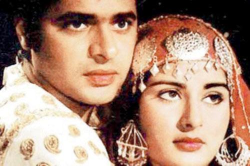 Farooq Shaikh made an impressive debut with MS Sathyu's 'Garm Hawa', one of the greatest movies ever made on Partition. He often joked that he did the film for a princely sum of rupees 750. He played the youngest son of Balraj Sahni in the movie that depicted the dilemma of a Muslim businessman who decides to stay in India even though the political - social climate is not very supportive and half of his family has already moved to Pakistan.
In picture: Farooq Shaikh and Poonam Dhillon in Noorie.