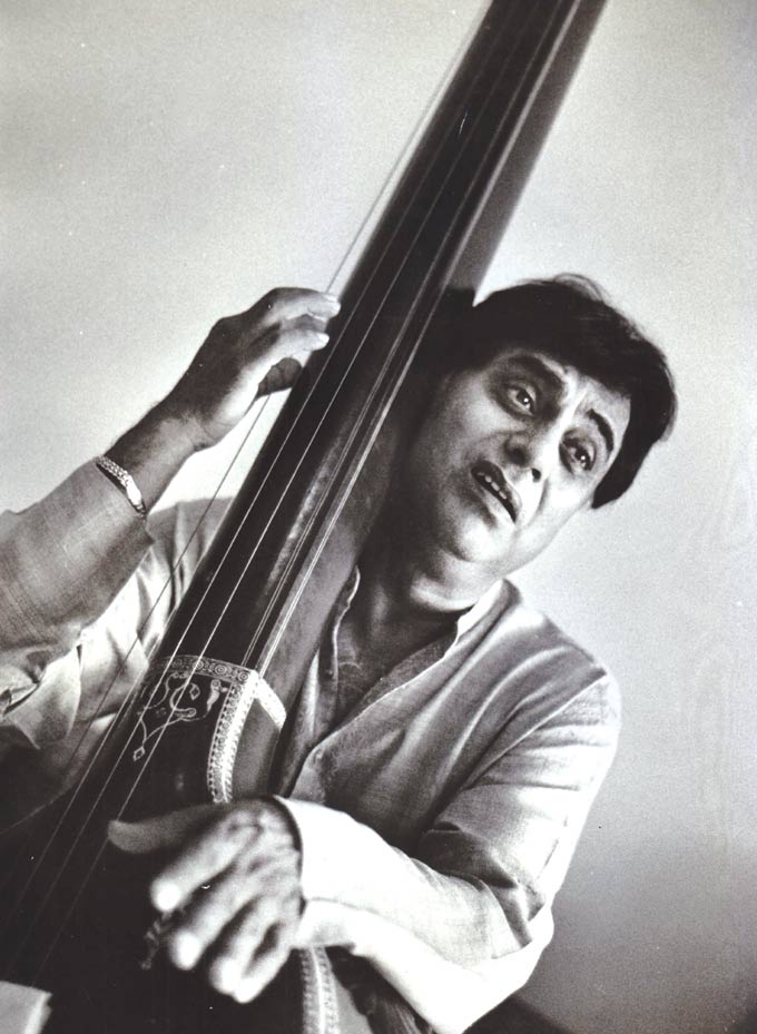 Popularly known as 'The King of Ghazals', Jagjit Singh was born as Jagmohan Singh Dhiman in Rajasthan on February 8, 1941. Singh had four sisters and two brothers and was known as Jeet by his family. (All photos/mid-day archives)