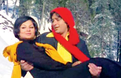 Shashi Kapoor and Sharmila Tagore in a still from Aa Gale Lag Jaa (1973)