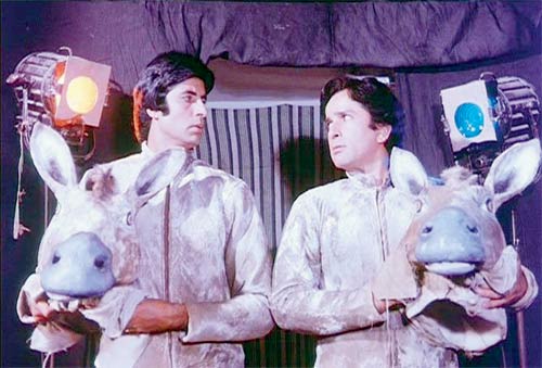 Shashi Kapoor and Amitabh Bachchan in Do Aur Do Paanch (1980)