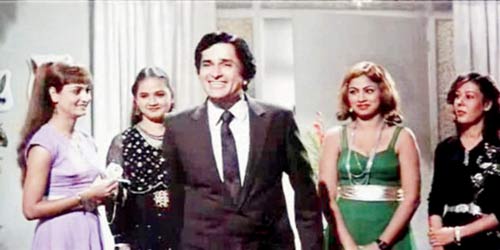 Shashi Kapoor in a still from Namak Halaal (1982)