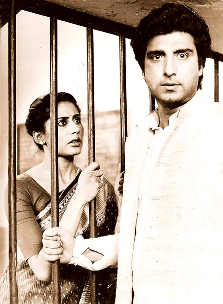 Smita Patil and Raj Babbar starred together in many films such as Waaris, Akarshan, Awaam, Mirch Masala, Insaniyat Ke Dushman and Dahleej among others. In picture: Smita Patil with Raj Babbar in Aaj Ki Aawaz.