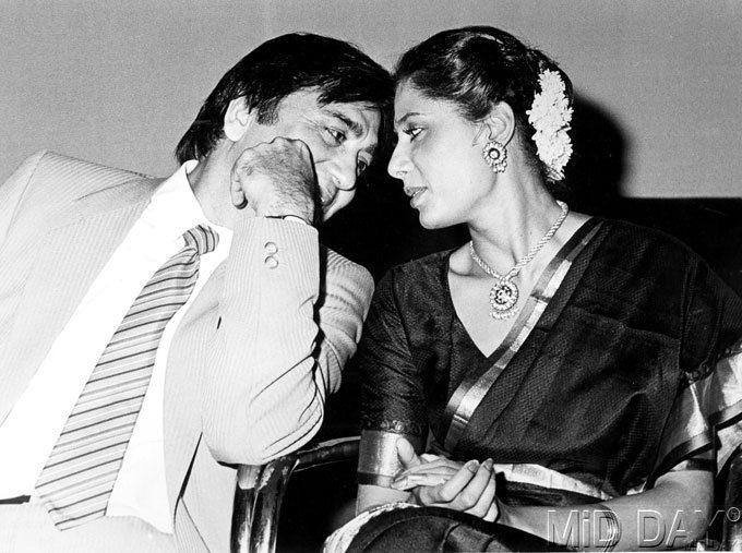 Smita Patil and Sunil Dutt clicked in a candid moment, while the duo was having a conversation.