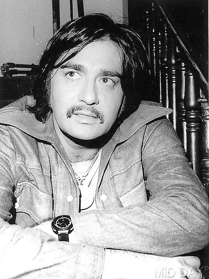 Sunil Dutt moved to Lucknow with his mother, Kulwantidevi Dutt, and spent a long time in Aminabad Galli during graduation, following which he joined Jai Hind College as an undergraduate. Dutt received employment at the city's BEST Transport division