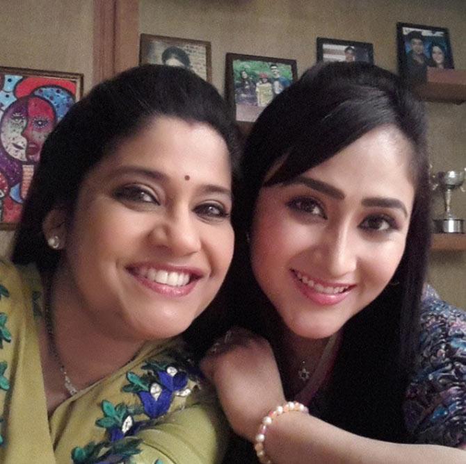 Renuka Shahane with co-star Aditi Sajwan on the sets of Kabhi Aise Geet Gaya Karo