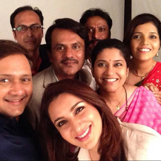 Renuka Shahane with Tisca Chopra and other cast members during the poster shoot for the Marathi film Highway in 2015