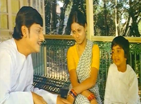 Chitchor: A romantic musical, the film is a simple love story that blossoms over a case of mistaken identity. Geeta (Zarina Wahab) and her father Pitamber Chaudhri (A. K. Hangal) are awaiting the arrival of an engineer as a possible match for Geeta. Vinod (Amol Palekar), who is the overseer, comes to the place, and both father and daughter mistake him for the engineer. Geeta and Vinod gradually falling in love and the latter even teaches her to sing. Did you know? Chitchor (1976) was Palekar's third film in Bollywood, and third hit in a row. All the three films were directed by Basu Chatterjee -- Rajnigandha (1974) and Chhoti Si Baat (1975) being the earlier two.