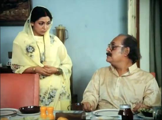 Kissi Se Na Kehna: Hrishikesh Mukherjee works his magic again, this time with the trio of Farooque Sheikh, Deepti Naval and Utpal Dutt. Kailash Pati (Utpal Dutt) wants a villager as a wife for his son Ramesh (Farooque Sheikh). Ramesh, however, is in love with a doctor Dr. Ramola Sharma (Deepti Naval). Ramesh manages to trick his father into believing that Ramola is uneducated, but is unaware of the turbulence that would follow in the household. Did you know? Ketki Dave, who years later became popular as Daksha Virani in the TV show Kyunki..., had a brief role as Shyamoli in this film