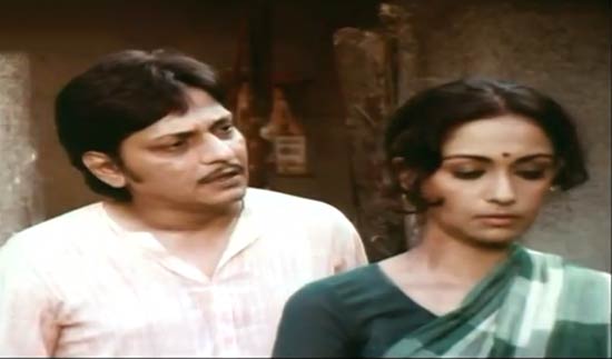 Naram Garam: This Hrishikesh Mukherjee movie dealt with the story of Kusum (Swaroop Sampat) and her father (A. K. Hangal), who are homeless since they cannot repay their debts, and how they are helped by Ramprasad (Amol Palekar), who is in love with Kusum. Did you know? Some characters in this film retained their names from Gol Maal. Thus, Palekar played Ramprasad and Utpal Dutt played Bhavani Shankar.