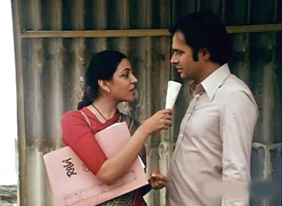 Saath Saath: The film is the simple story of a normal youngster called Avinash (Farooque Sheikh), who is poor but has high self-respect, and aims to make the world an idealistic society to live in. Did you know? The movie has unforgettable Ghazals by Jagjit and Chitra Singh   'Tum ko dekha to yeh khayaal aaya',' Ye tera ghar ye mera ghar' and 'Pyaar mujhse jo kiya tumne'