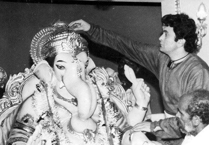 It's probably this admiration that Rishi Kapoor had for the industry that kept him going. He was also invested in the stage play based on his autobiography, Khullam Khulla.
In picture: Rishi Kapoor celebrating Ganesh Chaturthi. The Kapoor family's Ganpati celebrations at R.K Studio was among the grandest in Bollywood.