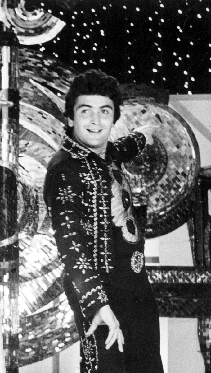 Rishi Kapoor's collaboration with Amitabh Bachchan has given the industry masterpieces like Kabhi Kabhie (1976), Naseeb (1981) and Coolie (1983). His film, 102 Not Out, saw him collaborate with Big B yet again. This one too did wonders at the Box Office.
In picture: Rishi Kapoor in one of his iconic songs.
