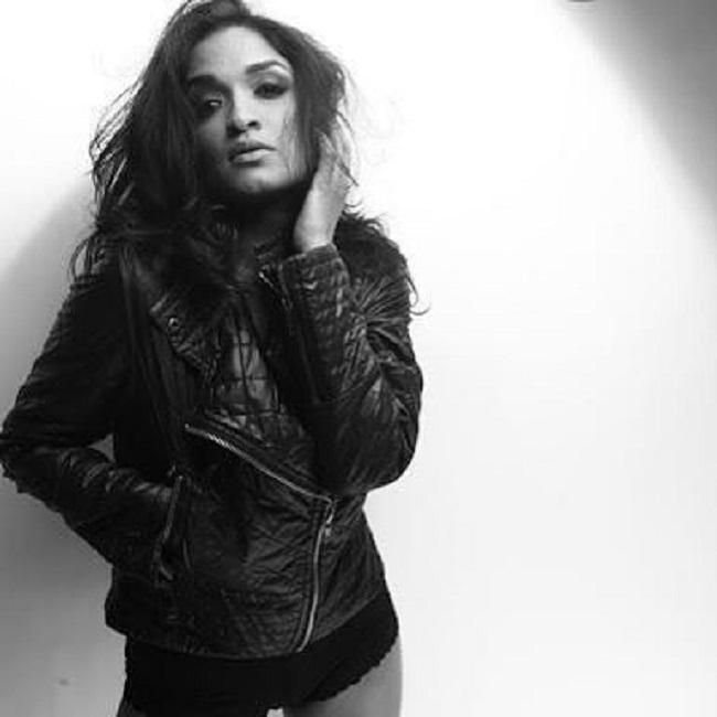 Sandhya Mridul graduated in mathematics from Lady Sriram College, Delhi, and went on to work in a corporate firm in Mumbai. She received an opportunity to work in the TV series Swabhimaan during this time.