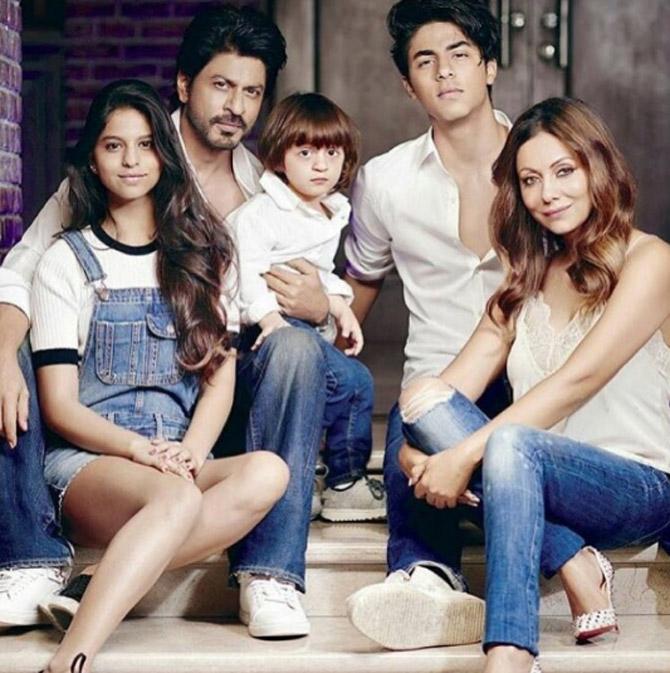 This photo of Shah Rukh Khan with Gauri Khan, Suhana, AbRam and Aryan deserves to be framed. Don't you think so?