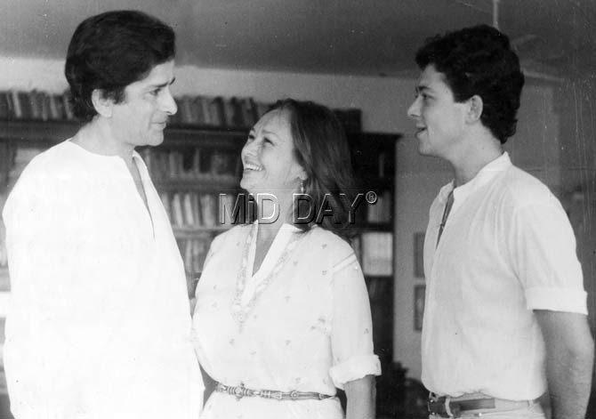 Jennifer Kendal was diagnosed with terminal colon cancer in 1982 and died of the disease in 1984. Her absence in Shashi's life had been critical. Her passing had left Kapoor heartbroken. In picture: Shashi Kapoor, Jennifer Kapoor and Kunal Kapoor's candid click.