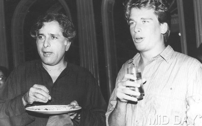 Shashi Kapoor with son Karan Kapoor at an event. Karan Kapoor, who is also a former actor, was seen in films like 36 Chowringhee Lane, Sultanat and Loha.
