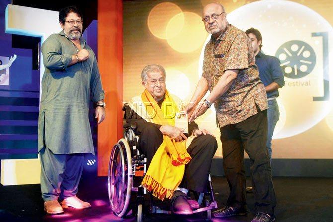 Shyam Benegal presents the Lifetime Achievement Award to Shashi Kapoor at the closing ceremony of the 6th Jagran Film Festival.