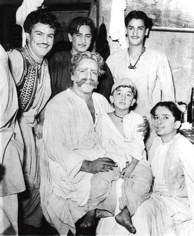 A frame to treasure! Prithviraj Kapoor, Raj Kapoor, Shammi Kapoor, Shashi Kapoor and Rishi Kapoor pose for a family picture.