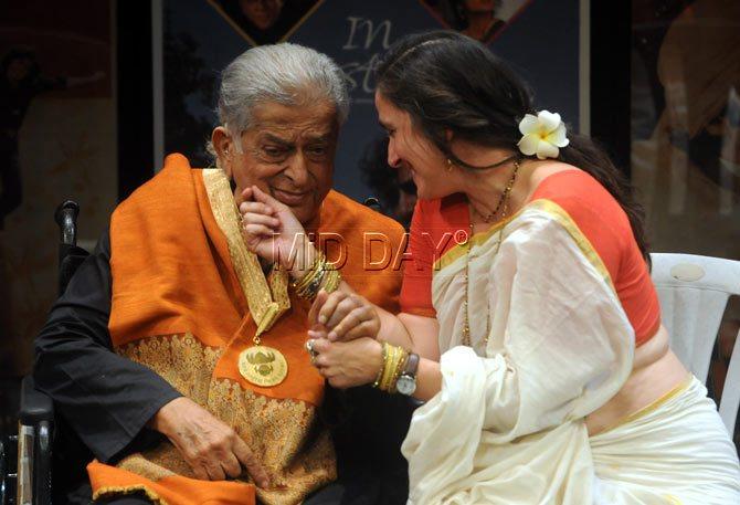 Shashi Kapoor with daughter Sanjana Kapoor at Dadasaheb Phalke Awards 2015. The legendary actor was conferred with the Dadasaheb Phalke Award in 2015.