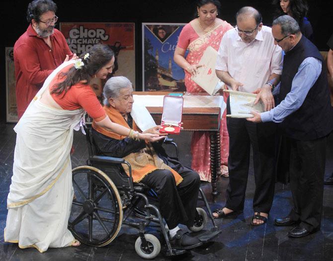 Shashi Kapoor, Sanjana Kapoor, Karan Kapoor and late politician Arun Jaitley at Dadasaheb Phalke Awards 2015.