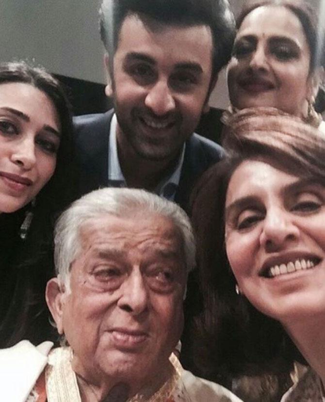 Priceless selfie! Karisma Kapoor, Ranbir Kapoor, Rekha and Neetu Kapoor with Shashi Kapoor at Dadasaheb Phalke Awards 2015.