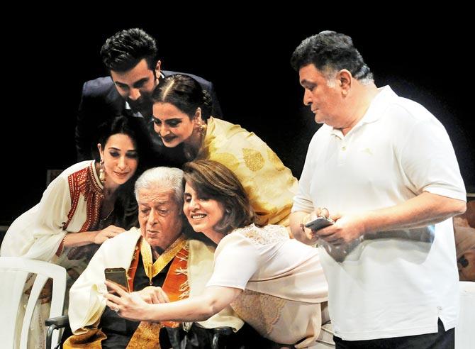 Karisma Kapoor, Ranbir Kapoor, Rekha, Neetu Kapoor and Rishi Kapoor click a selfie with Shashi Kapoor at Dadasaheb Phalke Awards 2015.