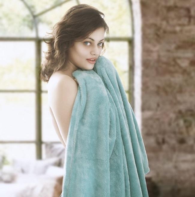 Born on December 18, 1987, Sneha Ullal was born in Muscat to a Tulu-speaking father from Mangalore and a Sindhi mother. After her schooling in Oman, Sneha moved with her parents to Mumbai. She studied at Vartak College. At age 18, Sneha made her Bollywood debut with Salman Khan's Lucky: No Time for Love. (All photos/Sneha Ullal's official Instagram account)