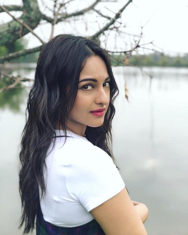 Who looks more beautiful and hot, Kirti Sanon or Sonakshi Sinha? - Quora