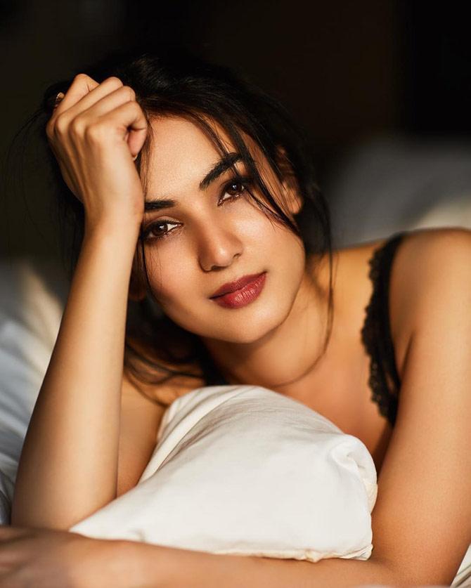 Sonal Chauhan was born on May 16, 1985, in Bulandshahr, Uttar Pradesh. She did her schooling at Delhi Public School in Noida and received a Philosophy Honours degree at Gargi College in New Delhi. She is a fashion model, singer and actress who predominantly works in Telugu and Bollywood films. (All Pituress/Sonal's official Instagram account)