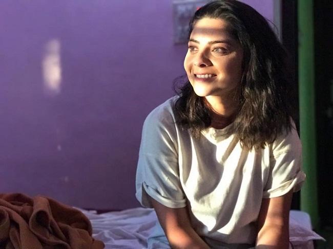 Sonalee Kulkarni essayed Rupali Thorat, a strongwilled and progressive woman in the 2016 social comedy Poshter Girl, which also starred Jitendra Joshi, Hrishikesh Joshi, Aniket Vishwasrao, Hemant Dhome and others. Interestingly, co-star Jitendra had a small role as Sonalee's on-screen boyfriend in Singham Returns.