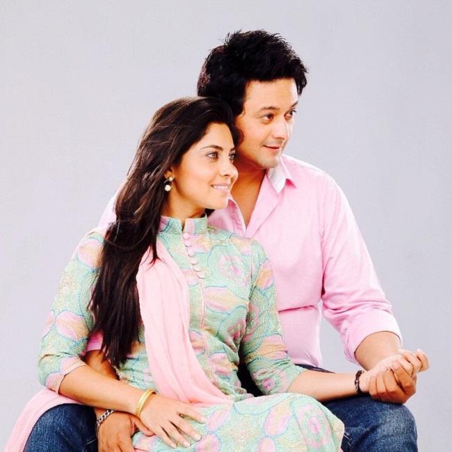 In the same year, Sonalee Kulkarni shared the screen with Marathi superstar Swwapnil Joshi for the first time in Mitwaa. The film also starred Prarthana Behere, who gained popularity for her role as Vaishali Dharmesh-Jaipurwala in the popular TV soap Pavitra Rishta. It was a box-office hit running for more than 25 weeks across Maharashtra. The soundtrack was also popular with fans.