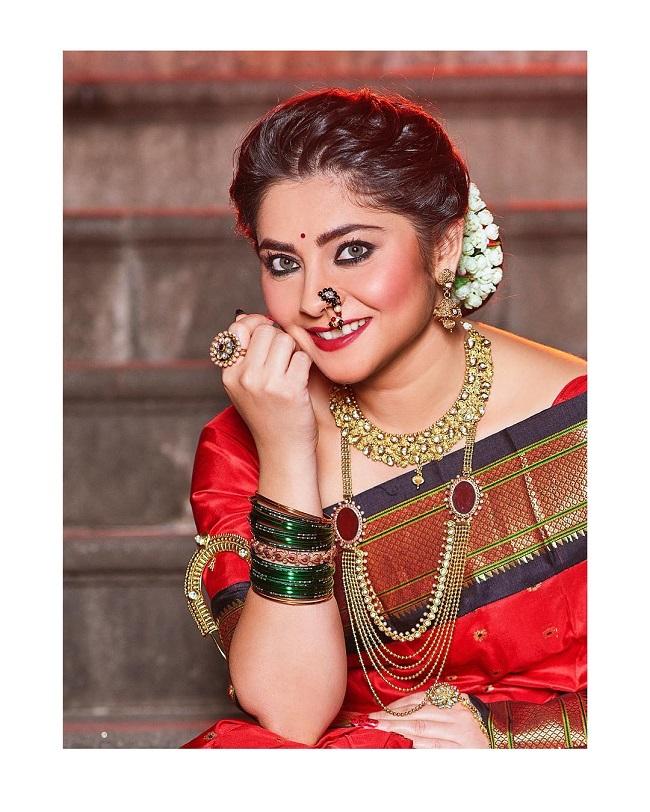 Sonalee Kulkarni has a younger brother, who owns an event management firm. She was a model prior to entering the showbiz world. Sonalee's flirtation with the camera came alive when she had been approached to essay a small role in a docu-drama.