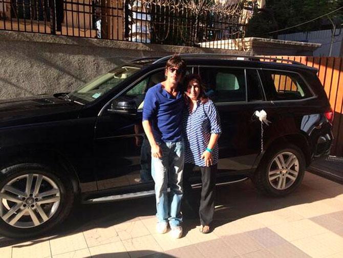 While shooting for 'Happy New Year', Shah Rukh Khan gifted a brand new car to his director and close buddy Farah Khan. 'Look what I got!!! Thaaaank you @iamsrk. Touched n beyond, (sic),' Farah posted on her Twitter page with a photograph, featuring the car, herself and King Khan. In the past, Shah Rukh had gifted her a Hyundai Terracan after the success of the 2004 film 'Main Hoon Na', and then a Mercedes S350 around the release of 'Om Shanti Om' in 2007. Pic/Farah Khan's Twitter account.