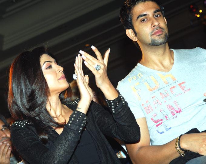 Sushmita Sen's brother Rajeev: Sushmita Sen has a handsome brother who goes by the name Rajeev. Rajeev's chiselled body and dashing personality have already made girls fall for him. Looking at his Instagram pictures, he seems quite ready to get into Bollywood. Well, it's not just his sister who is an actor, Rajeev's wife Charu Asopa is also a popular television actress.