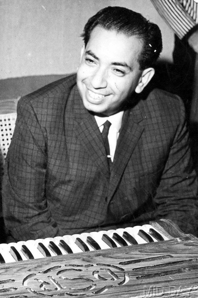 Mahendra Kapoor: He used to always travel by train while searching for work. On one of his trips, he met filmmaker H S Rawail, who took him to the Famous Studio at Tardeo, Mumbai. There, Kapoor met Rajendra Kumar, who introduced him to Shyam, the hero of 'Patanga', and, in fact, made him sing in front of him.