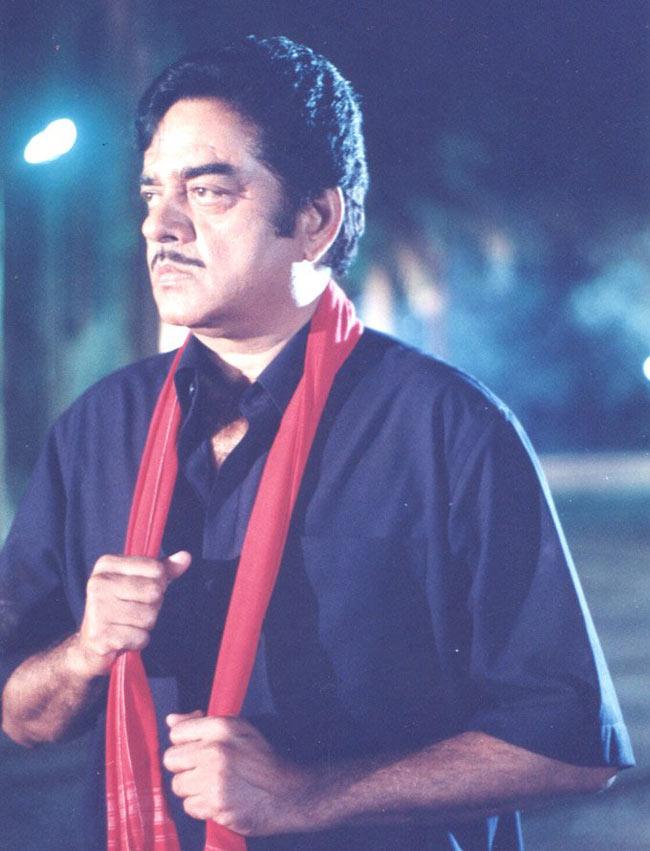 Shatrughan Sinha: Before tasting success, Shatrughan Sinha lived in a small room in a slum area in Mumbai, which he shared with five to six people. He struggled to gather even Rs 200 per month needed for basic expenses.