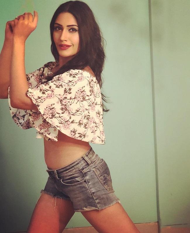 Surbhi Chandna prefers to be without any make-up. She has stated on several interviews that she only wears the greasepaint for the camera.