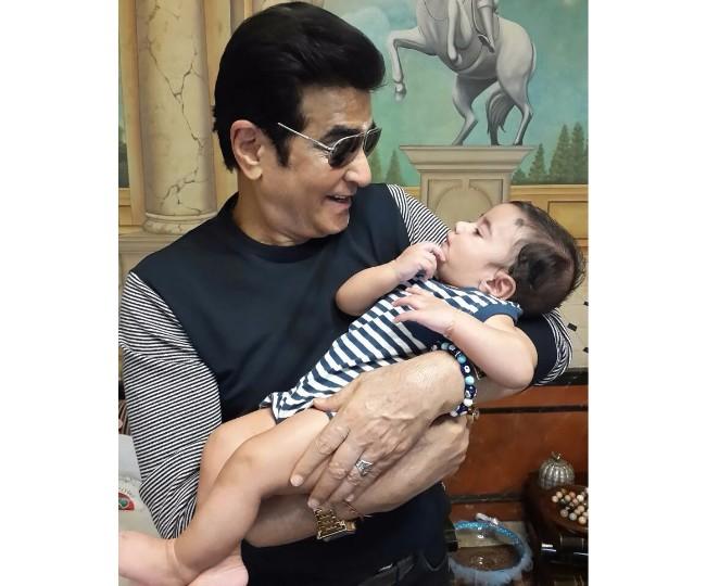 Laksshya Kapoor: Tusshar Kapoor shared the first picture of his son Laksshya after his son turned 6-months-old. He had turned a parent via IVF and surrogacy on June 1, 2016. Parents Jeetendra and Shobha were a little apprehensive about announcing to the world that he had opted for IVF and surrogacy, as they didn't know how it would be perceived. But Tusshar was happy with the way people accepted and were happy about his news.