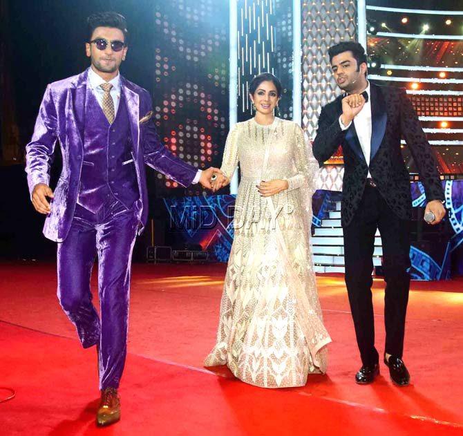 Sridevi with Ranveer Singh (L) and TV host Maniesh Paul at the Umang 2018 show held in honour of the Mumbai Police.
